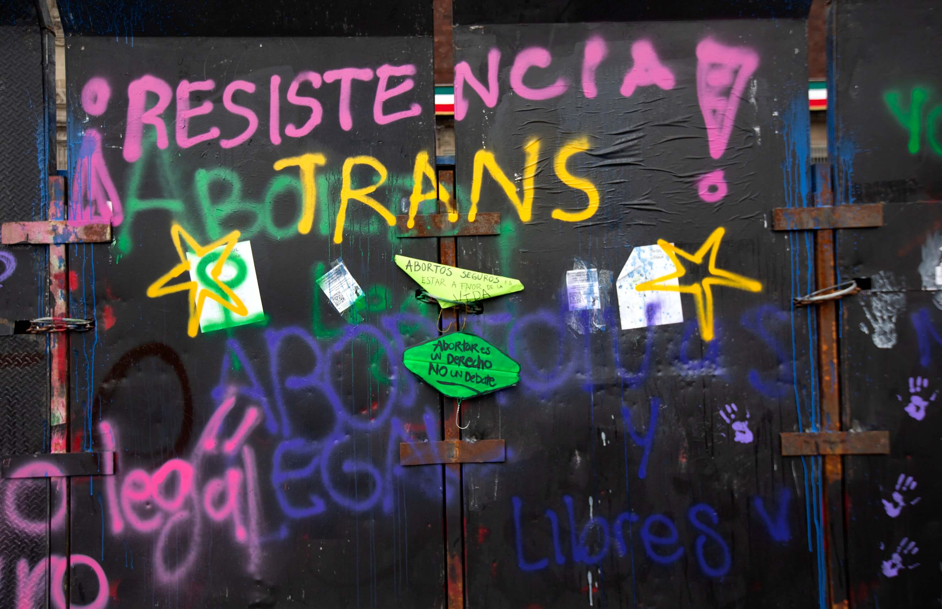 Fotografía de un grafiti que dice "¡resistencia trans!"